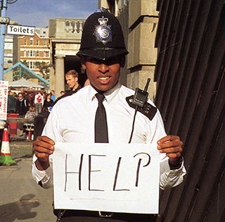 Gillian Wearing_help_police_photo Gillian Wearing_help_police_photo