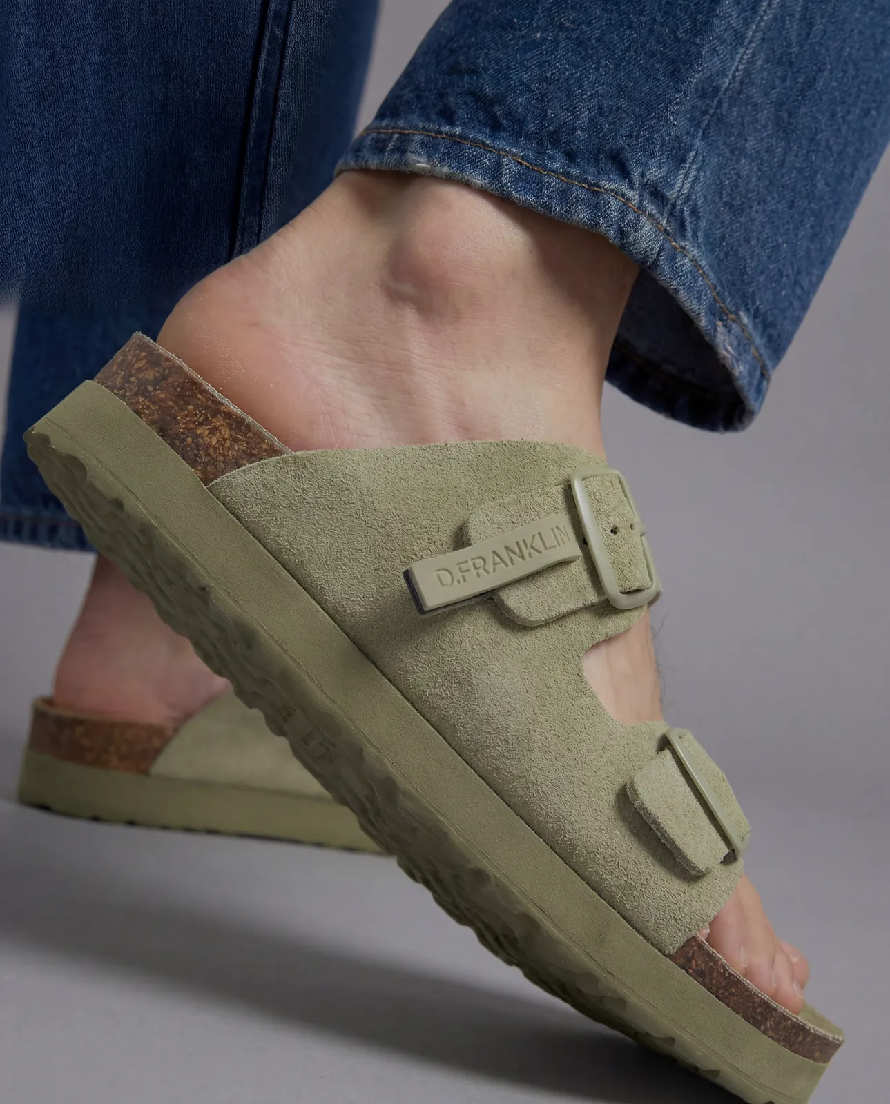 Foto de producto IA de la sandalia de ante khaki DFranklin
