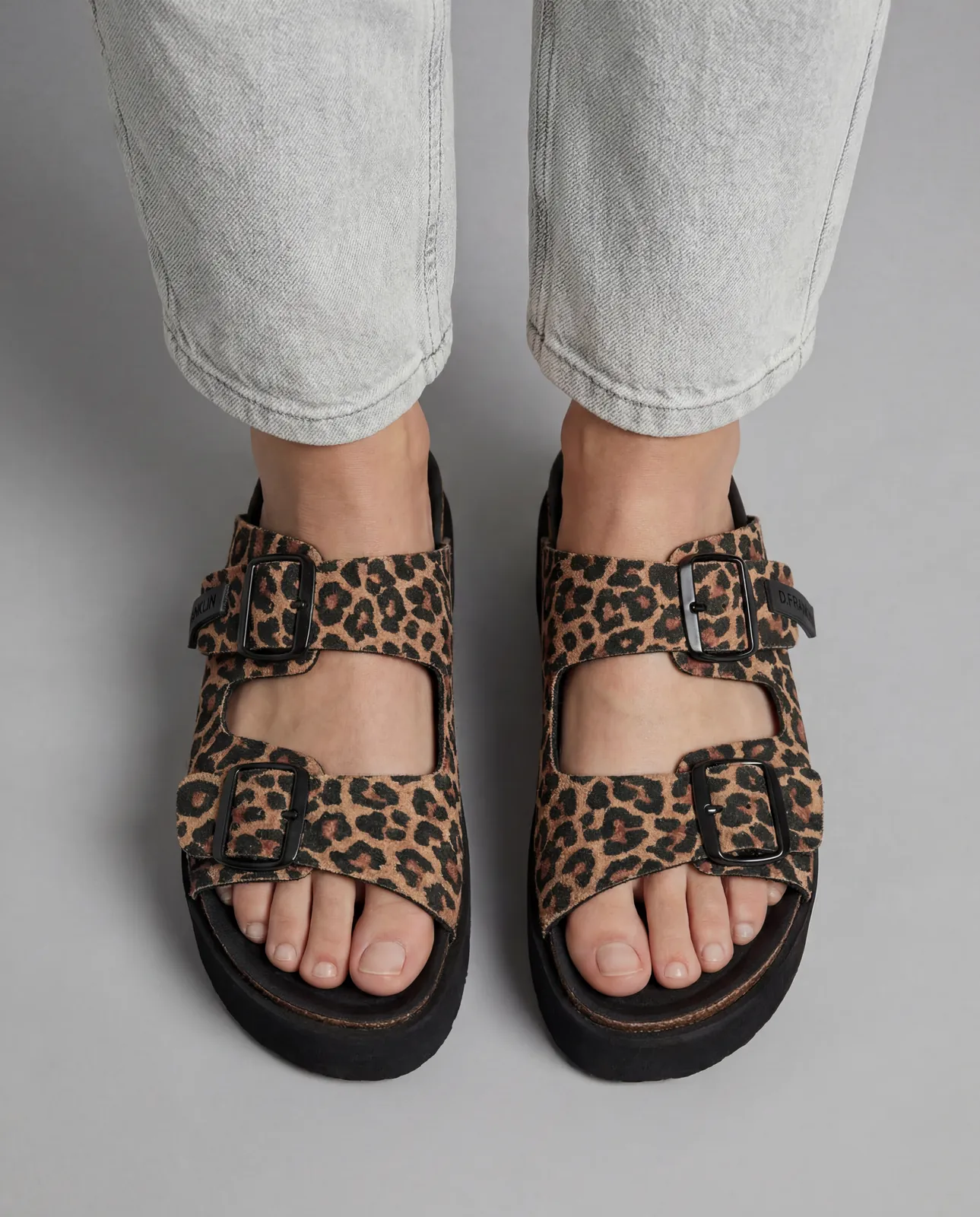 Foto de producto IA de la sandalia plataforma leopardo DFranklin
