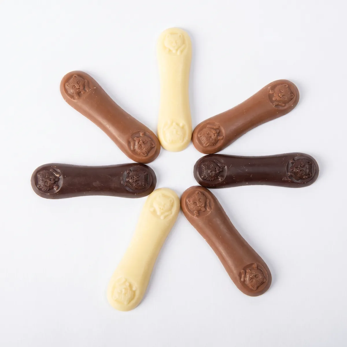 Lenguas de gato de chocolate de La Mallorquina sobre fondo blanco, fotografía de producto con IA