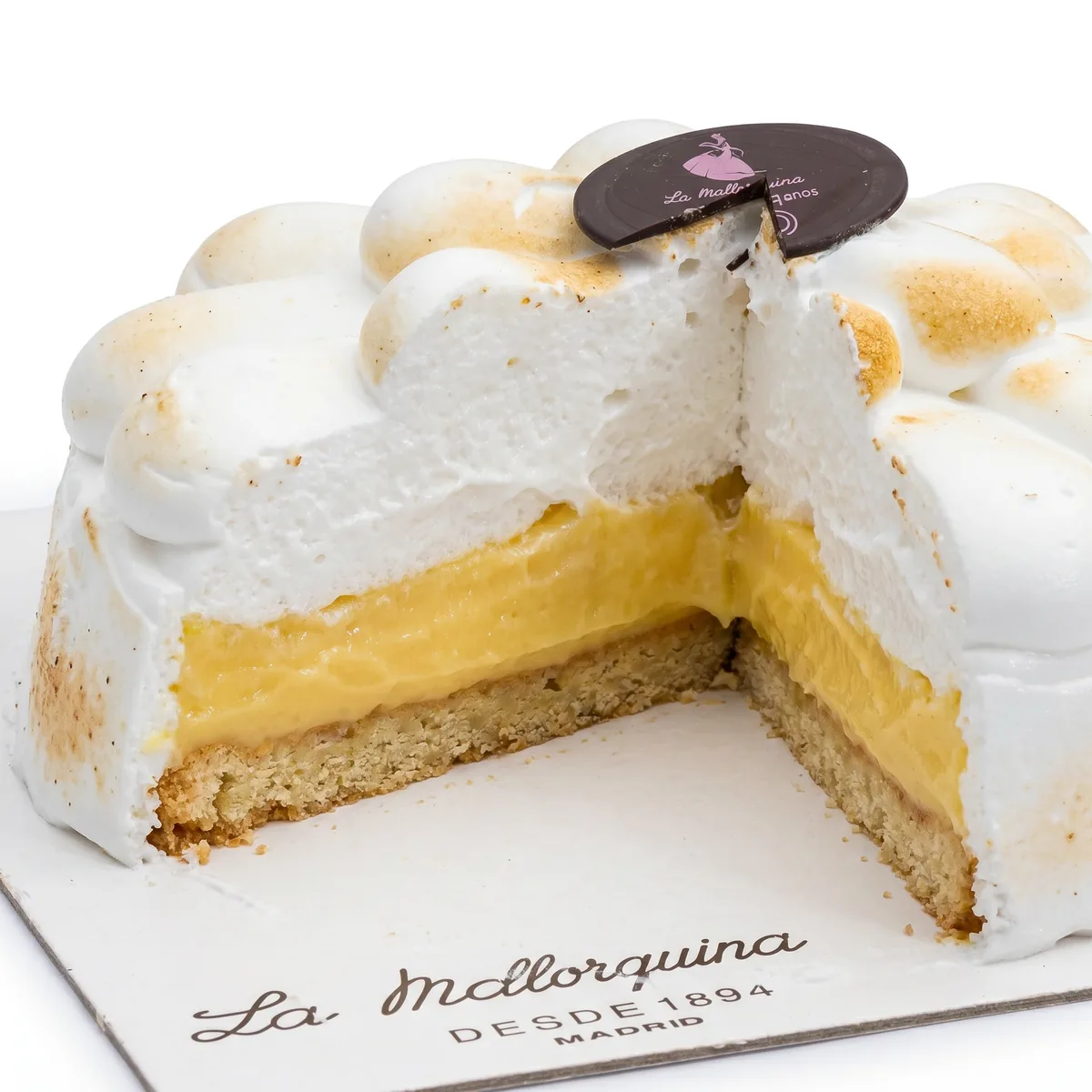 Tarta de limón con merengue tostado de La Mallorquina cortada, fotografía de producto con IA