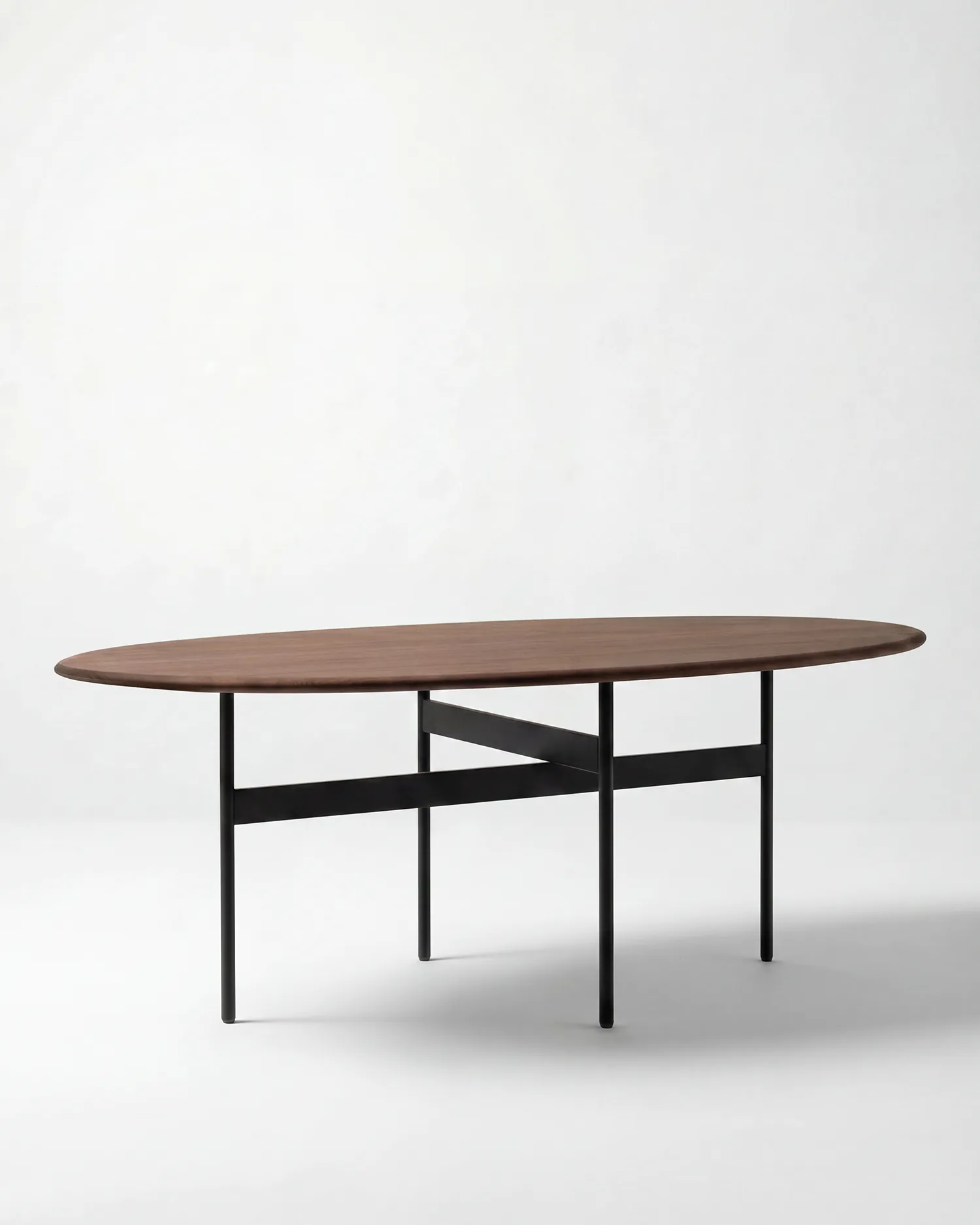 Mesa de comedor ovalada Tala en roble moka, foto de producto con IA