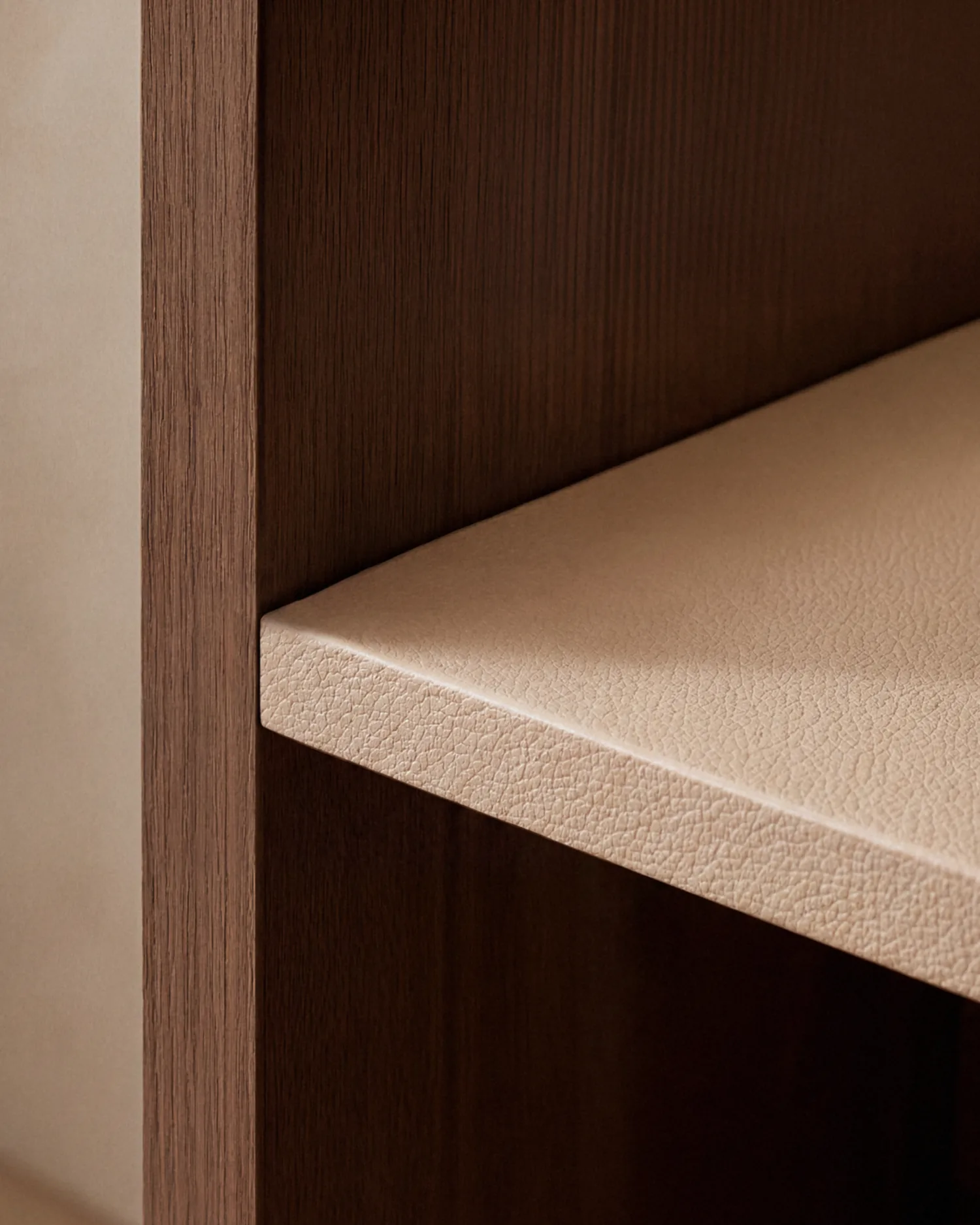 Detalle del estante arena nude del mueble de TV Fora, foto IA
