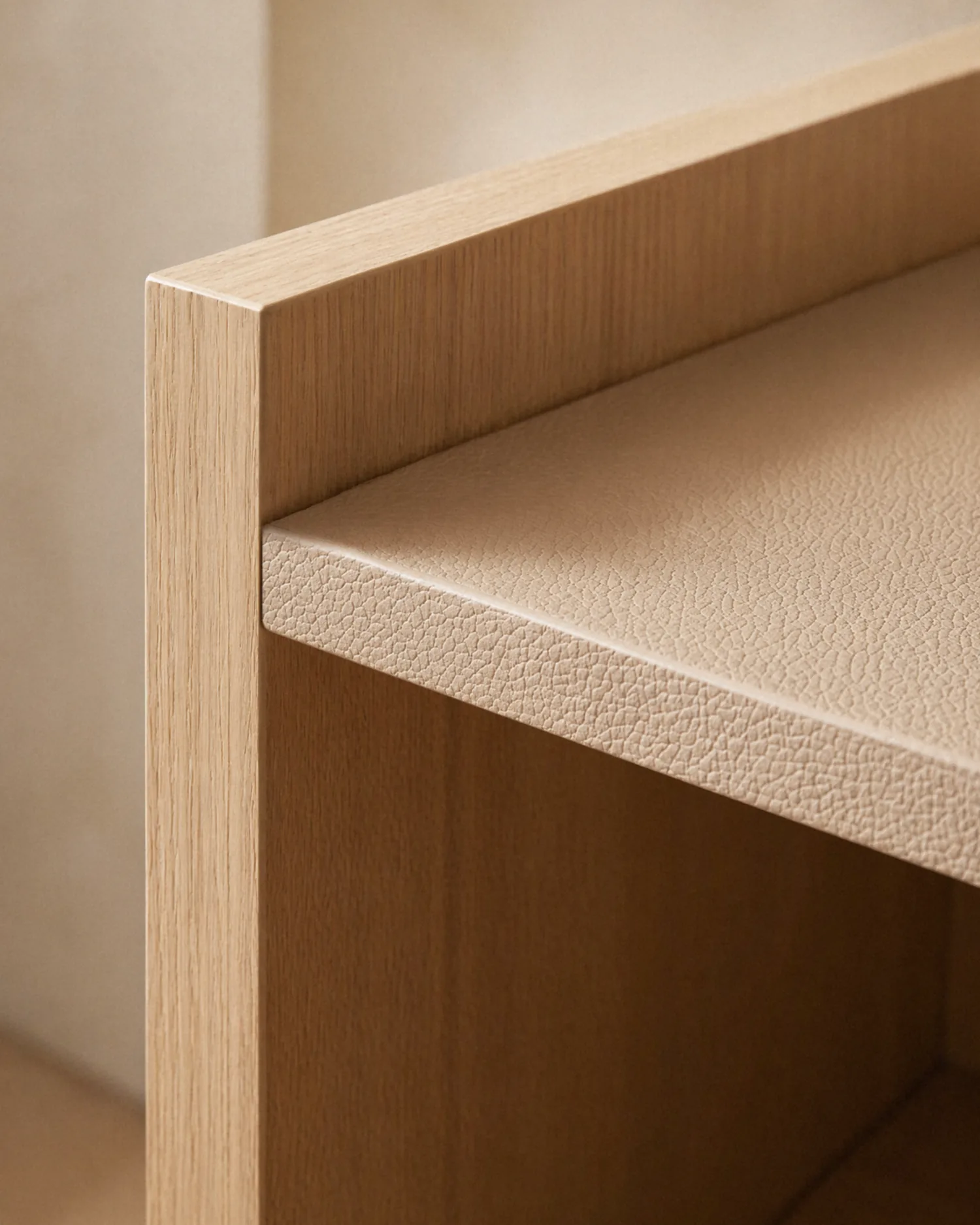 Close-up del canto del mueble de TV Nido en roble nude, foto IA