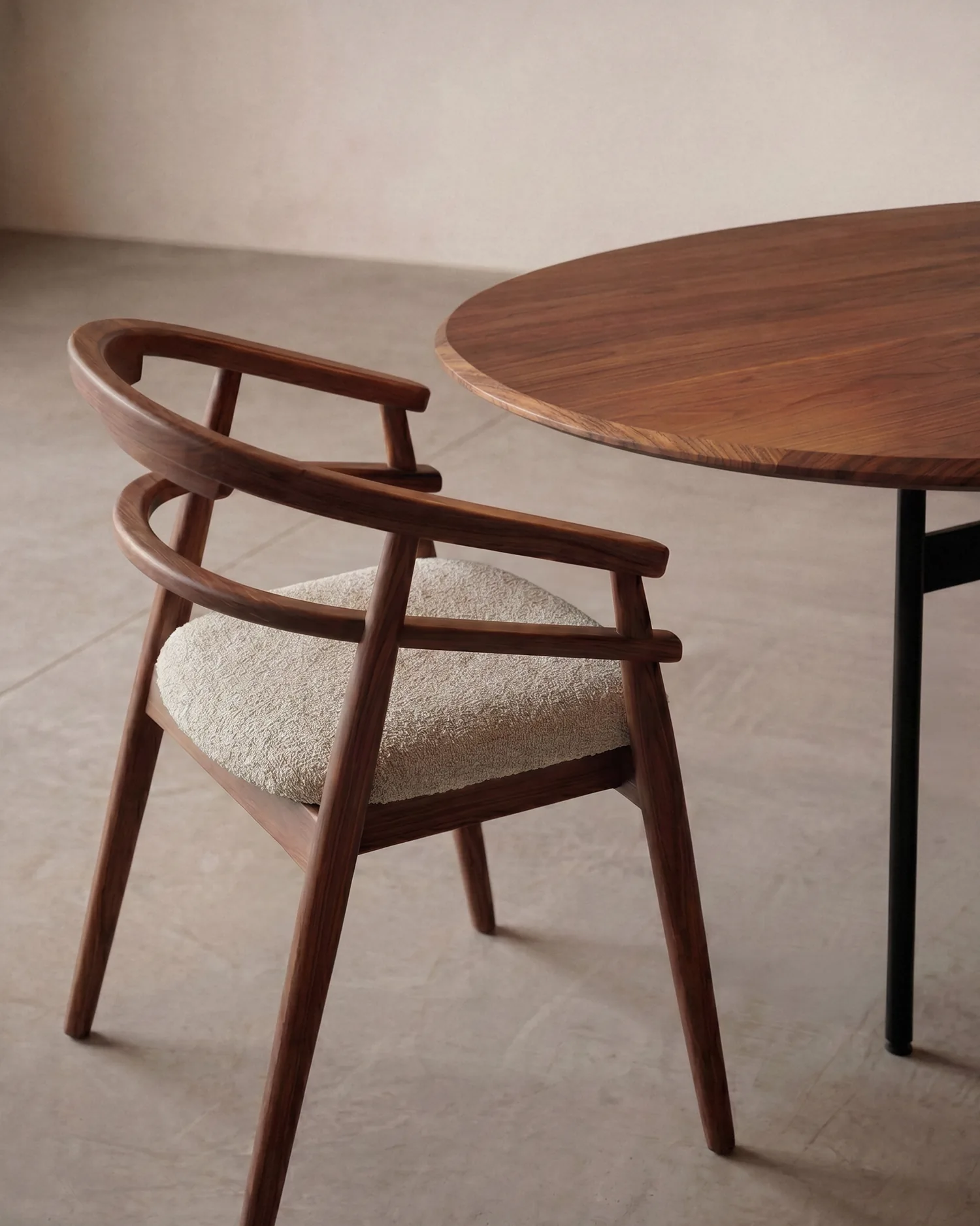 Silla Dua junto a la mesa Tala moka, detalle de interiorismo con IA