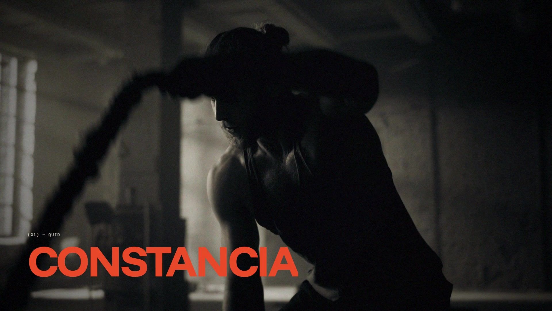 Fotograma: cuerdas de batalla con la palabra Constancia en rojo