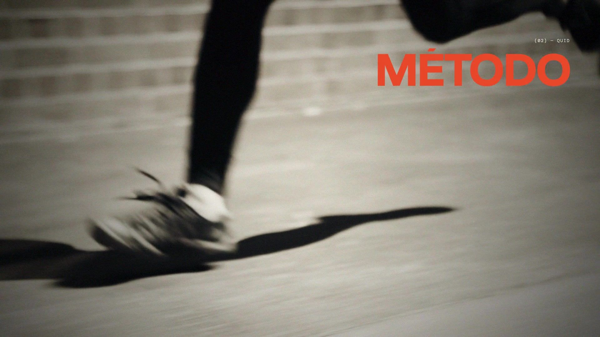 Fotograma de la película: zancada sobre asfalto con la palabra Método