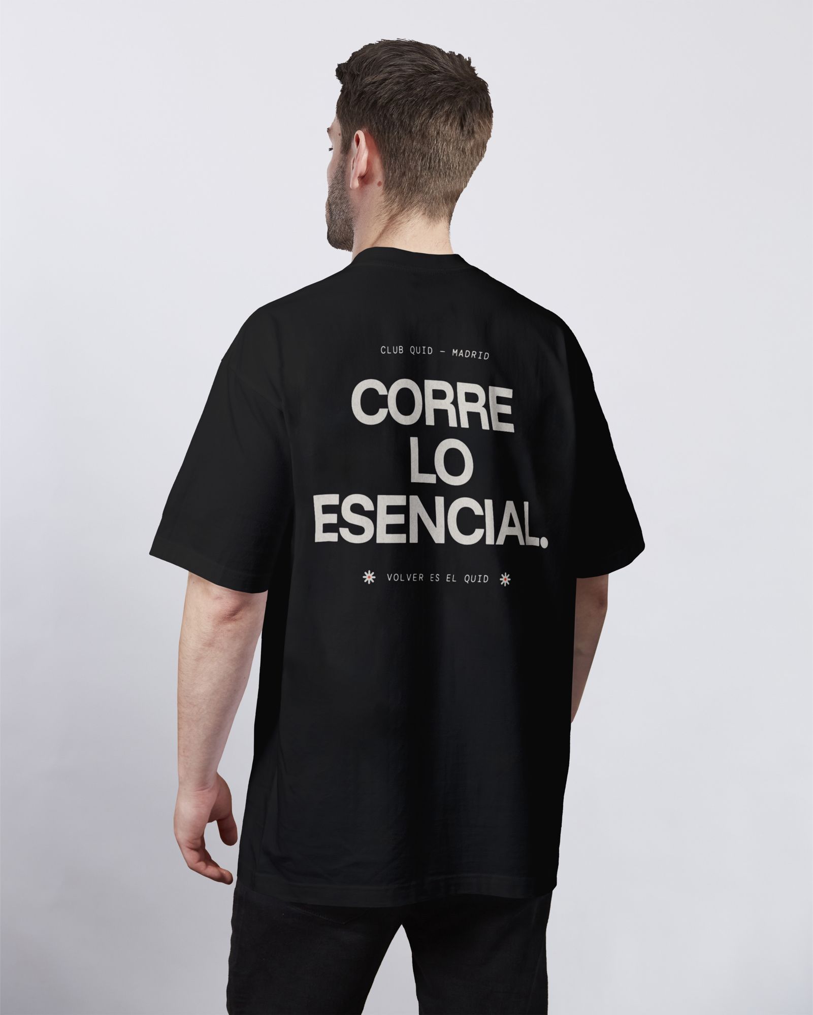 Espalda de la camiseta con Corre lo esencial