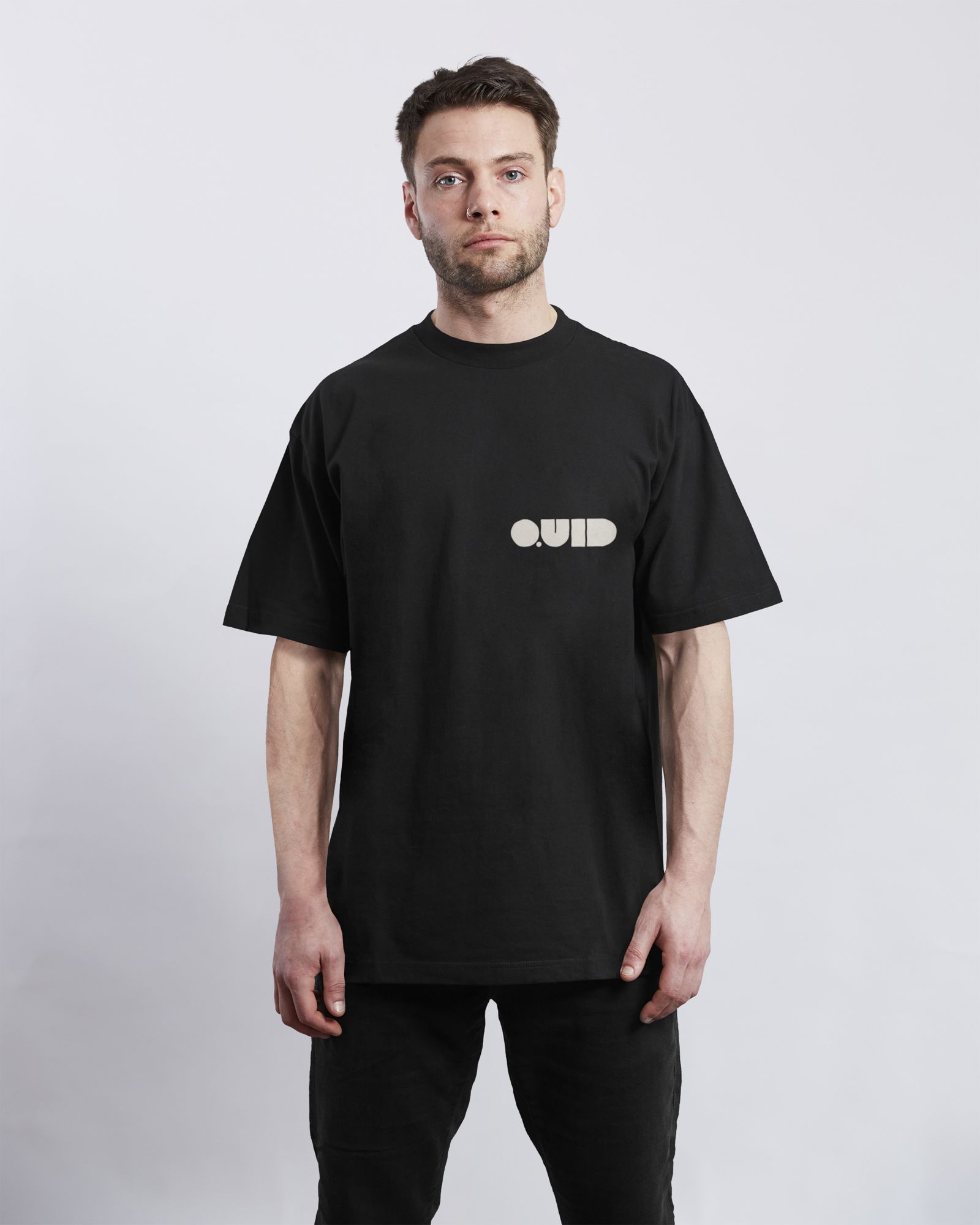 Camiseta negra con el logotipo en el pecho