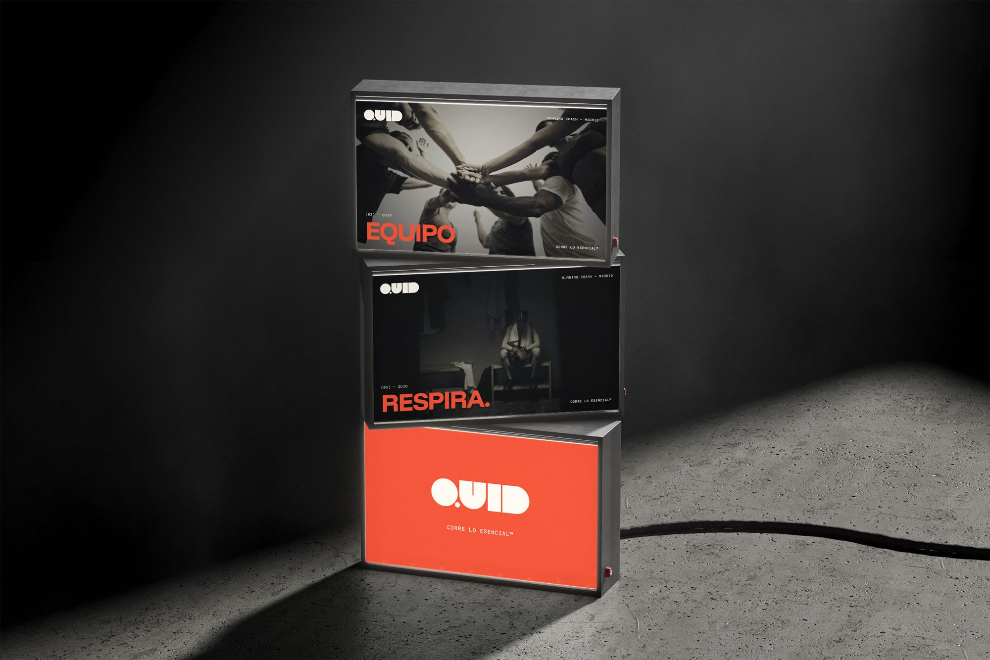 Tres cajas de luz: Equipo, Respira y el logotipo sobre rojo